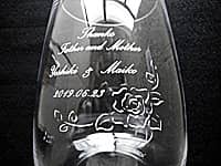 「感謝を込めたメッセージ、新郎と新婦の名前」を彫刻した、両親への贈呈品用のガラス花瓶