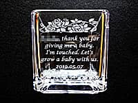「奥さまの名前と感謝を込めたメッセージ」を彫刻した、奥さまへの出産記念のプレゼント用の花瓶