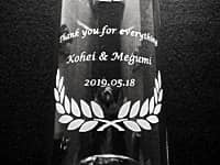 「Thank you for everything、新郎と新婦の名前、日付」を彫刻した、披露宴で両親へ贈るガラス花瓶