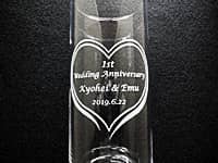 「1st wedding anniversary、夫婦の名前」を彫刻した、紙婚式のお祝い品用のガラス花瓶