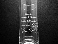 「Thanks father & mother、新郎と新婦の名前、結婚式の日付」を彫刻した、両親贈呈品用のガラス花瓶