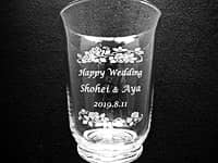 「Happy wedding、新郎と新婦の名前、挙式日」を彫刻した、結婚祝い用の花瓶