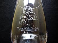 「家族の似顔絵」と「Happy 60th birthday、名前、日付」を彫刻した、還暦祝い用のフラワーベース