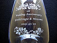 「1st wedding anniversary、旦那様と奥さまの名前、日付」を彫刻した、結婚1周年祝い用のフラワーベース