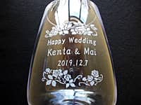 「Happy wedding、新郎と新婦の名前、日付」を彫刻した、結婚祝い用のガラス花瓶