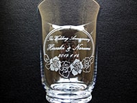 「The wedding anniversary、旦那様と奥さまの名前、日付」を彫刻した、結婚記念日のお祝い品の花瓶