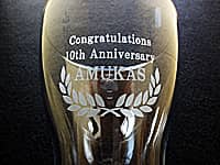 「Congratulations、10th Anniversary、店名」を側面に彫刻した、お店の周年祝い用のガラス花瓶