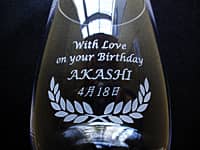 「With love on your birthday、贈る相手の名前、誕生日の日付」を側面に彫刻した、誕生日プレゼント用のガラス花瓶