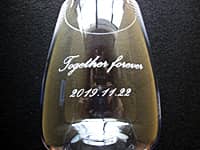 「Together forever 2019.11.22」を側面に彫刻した、結婚記念日祝い用の花瓶
