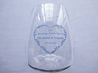 結婚記念日祝い用のガラス花瓶（1st wedding anniversary、旦那様と奥さまの名前、結婚記念日の日付を側面に彫刻）