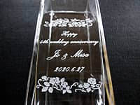 結婚記念日祝い用のガラス花瓶（Happy 4th wedding anniversary、旦那様と奥さまの名前、結婚記念日の日付を側面に彫刻）
