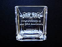 30周年祝い用の花器（Congratulations on your 30th anniversary、2020.9.21をキューブ型のガラス花器の側面に彫刻）