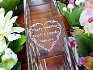 「Happy wedding、新郎と新婦の名前、結婚式の日付」を側面に彫刻した、友達への結婚祝い用のガラス花器