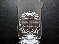 「Happy Birthday、贈る相手の名前、誕生日の日付」を側面に彫刻した、誕生日プレゼント用のランタン形花瓶