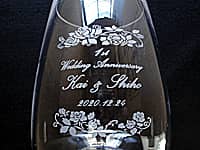 「1st Wedding Anniversary、旦那様と奥さまの名前、結婚記念日の日付」を側面に彫刻した、結婚1周年祝い用のガラス花瓶