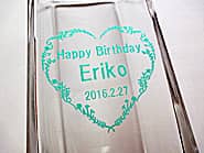 「Happy birthday、名前、日付」を側面に彫刻した、奥さまへの誕生日プレゼント用のガラス花瓶