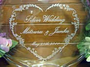 「Silver wedding、両親の名前、日付」を側面に彫刻した、両親への銀婚式のプレゼント用のガラス花器