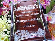 「Thanks Father & Mother、新郎と新婦の名前、日付」を側面に彫刻した、両親への贈り物用のフラワーベース