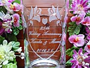 「25th wedding anniversary、両親の名前、日付」を側面に彫刻した、両親への銀婚式のプレゼント用のガラス花瓶