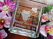 「Happy birthday、名前、カエルのイラスト」を側面に彫刻した、友人への誕生日プレゼント用のガラス花瓶