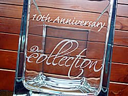 「10th anniversary、お店のロゴ」を側面に彫刻した、周年祝い用のガラス花器