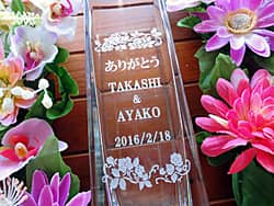 「ありがとう、新郎と新婦の名前、日付」を側面に彫刻した、結婚式で両親へ贈呈するプレゼント用のガラス花瓶