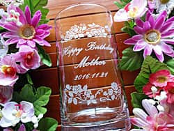 「Happy birthday、名前、日付」を側面に彫刻した、お母さんへの誕生日プレゼント用のガラス花器