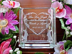 「Live, love, laugh, and be happy、新郎と新婦の名前、ウサギのイラスト」を側面に彫刻した、友人への結婚祝い用のガラス花器