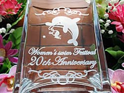 「20th anniversary、スイミングスクールのロゴマーク」を側面に彫刻した、周年祝い用のガラス花器