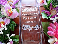 「ご結婚おめでとうございます、新郎と新婦の名前、日付」を側面に彫刻した、友達への結婚祝い用のフラワーベース