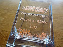 「Happy marriage、新郎と新婦の名前」を側面に彫刻した、友達への結婚祝い用のフラワーベース