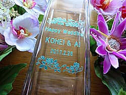 「Happy wedding、新郎と新婦の名前、結婚式の日付」を側面に彫刻した、友達への結婚祝い用のガラス花瓶