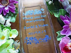 「Thank you for everything、新郎新婦の名前」を側面に彫刻した、結婚式で両親へのプレゼント用のガラス花瓶