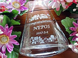 「Congratulations、店名、日付」を側面に彫刻した、開店祝いのプレゼント用のガラス花器