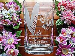 「Congratulations! 10th anniversary、ダンス教室のロゴマーク」を側面に彫刻した、周年祝い用のフラワーベース