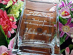 表彰内容と受賞者名を側面に彫刻した、表彰記念品用のガラス花瓶