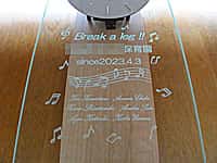 ���j�����b�Z�[�W�A�ۈ牀�̖��O�A���t�A�����̖��O�A�����}�[�N�̃C���X�g�𒤍������ۈ牀�̊J���j���p�̖�����|�����v