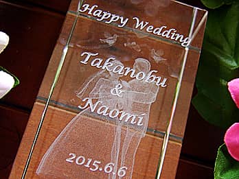 結婚祝い用の3Dアートグラス側面に彫刻した、「お祝いメッセージ、新郎と新婦の名前、結婚式の日付」のクローズアップ画像