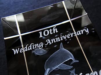 結婚記念日祝い用の3Dアートグラスの側面に彫刻した、「10th Wedding Anniversary」のクローズアップ画像
