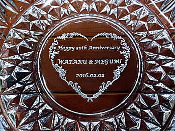 「Happy 30th Anniversary、旦那様と奥さまの名前、結婚記念日の日付」を底面に彫刻した、結婚記念日のプレゼント用のガラス製灰皿