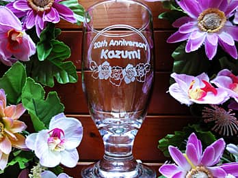 「20th Anniversary、奥さまの名前」を側面に彫刻した、結婚記念日のプレゼント用のビアグラス