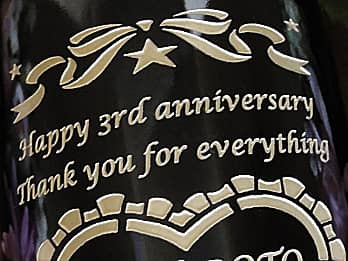 結婚記念日のお祝い品用のワインボトル側面に彫刻した、「メッセージ」のクローズアップ画像