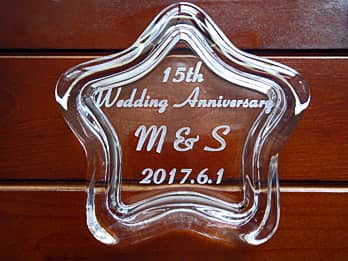「15th Wedding Anniversary、旦那様と奥さまのイニシャル、結婚記念日の日付」を蓋に彫刻した、結婚記念日祝い用のガラス製小物入れ