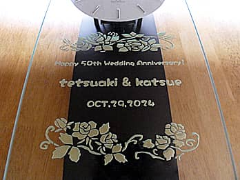 uHappy 50th Wedding AnniversaryAe̖OALO̓tvOʃKXɒAe̋jp̕Ǌ|v
