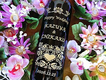 「Happy Wedding、新郎と新婦の名前、結婚式の日付」をボトル側面に彫刻した、結婚祝い用のワイン