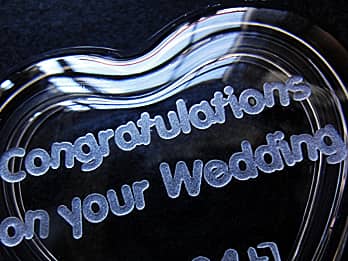 結婚祝い用のガラス製アクセサリーケースの蓋に彫刻した、「お祝いメッセージ」のクローズアップ画像