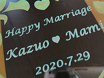 「Happy Marriage、新郎と新婦の名前、結婚式の日付」を前面ガラスに彫刻した、結婚祝い用の掛け時計