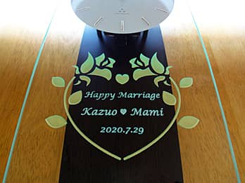 「Happy marriage、新郎と新婦の名前、結婚式の日付」を前面ガラスに彫刻した、結婚祝い用の掛け時計
