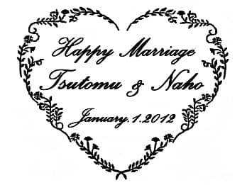 「お祝いメッセージ、新郎と新婦の名前、日付」をレイアウトした、結婚祝い用のグラスに彫刻する図案