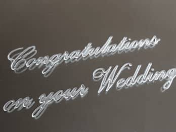 結婚祝い用の鏡の表面に彫刻した「Congratulations on your Wedding」のクローズアップ画像